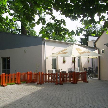 Penzion A Caferestaurant U Lavky Chrudim Exterior foto