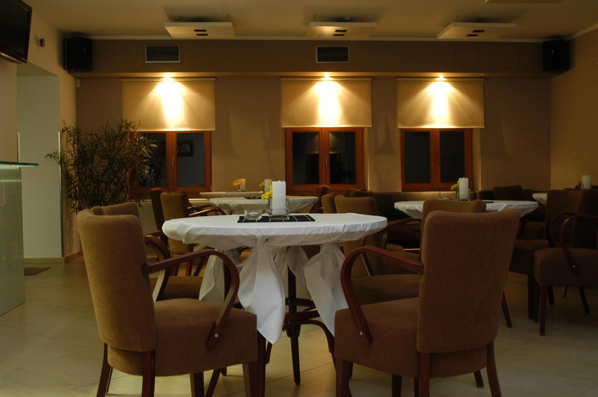 Penzion A Caferestaurant U Lavky Chrudim Exterior foto