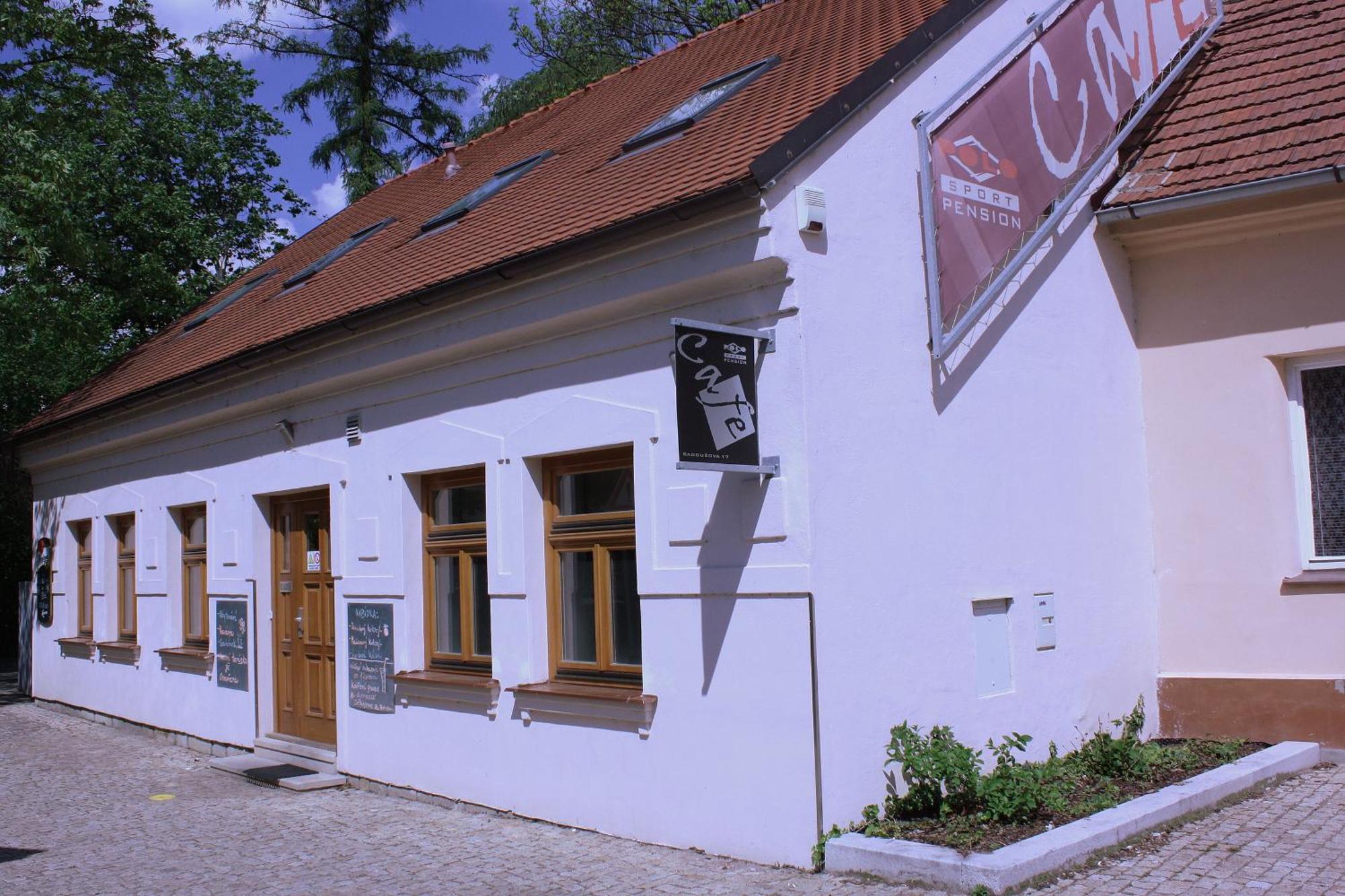 Penzion A Caferestaurant U Lavky Chrudim Exterior foto