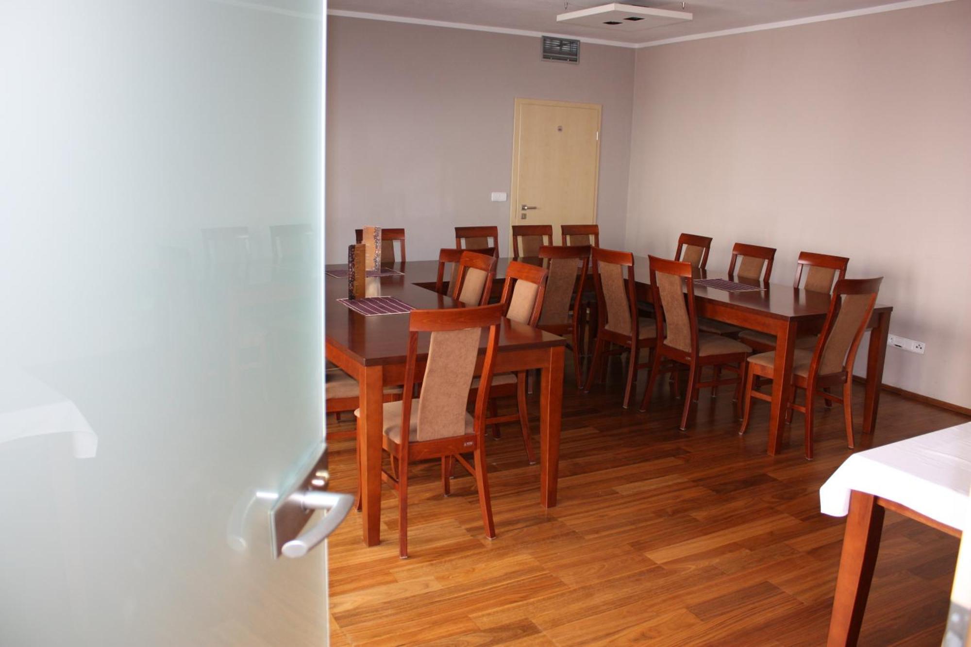 Penzion A Caferestaurant U Lavky Chrudim Exterior foto