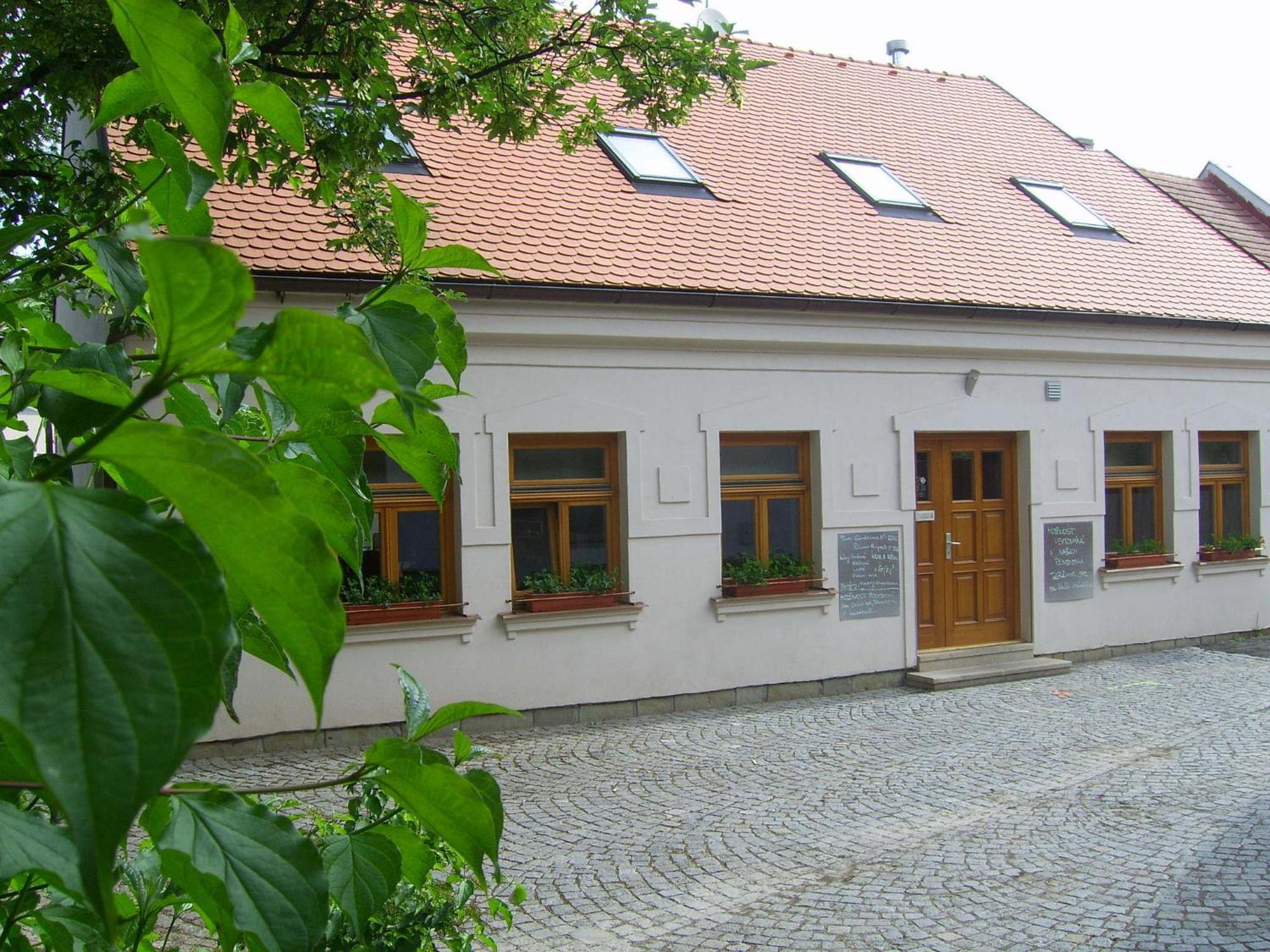 Penzion A Caferestaurant U Lavky Chrudim Exterior foto