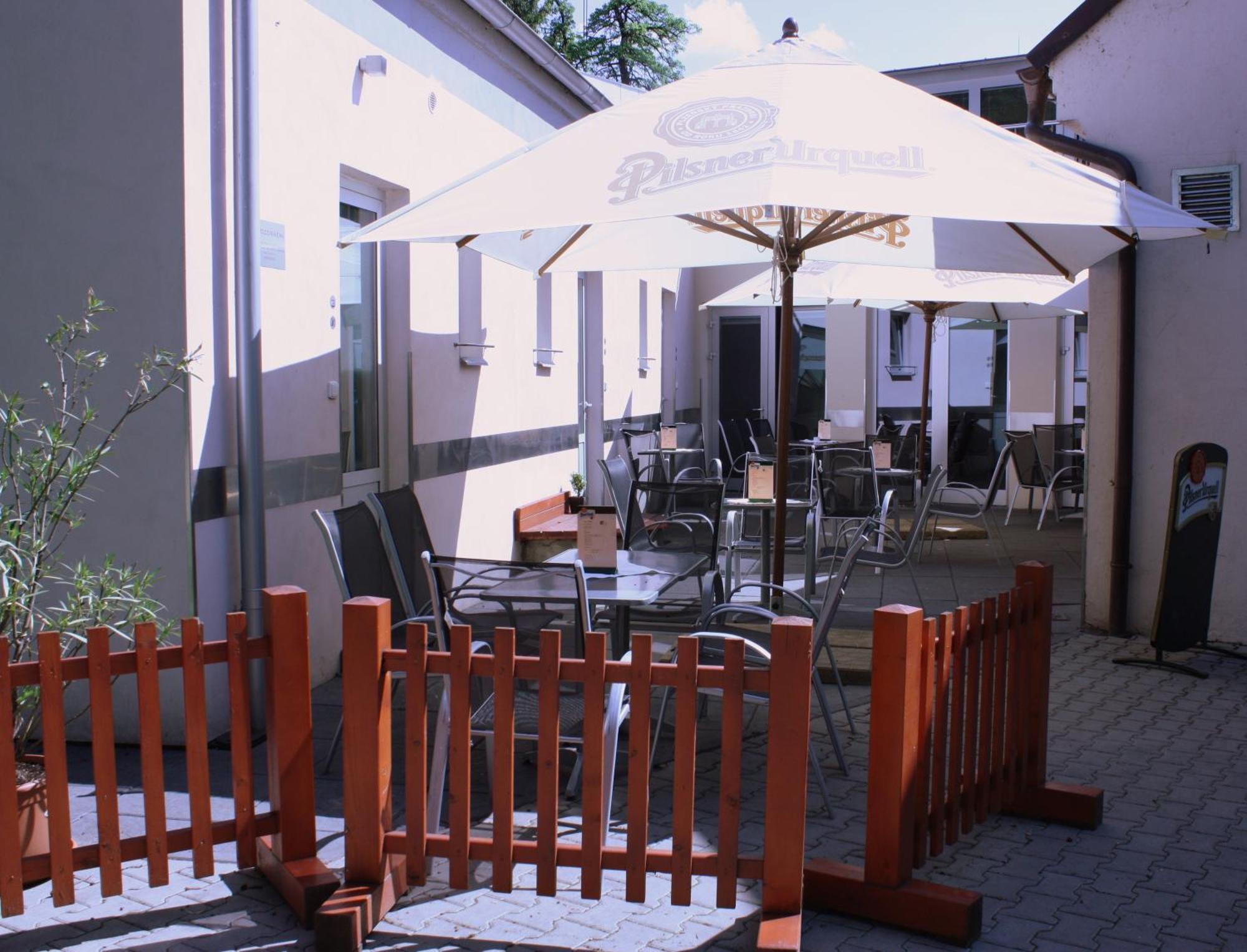 Penzion A Caferestaurant U Lavky Chrudim Exterior foto