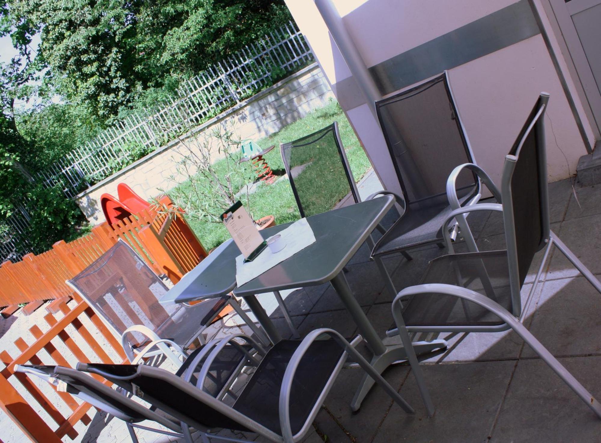 Penzion A Caferestaurant U Lavky Chrudim Exterior foto