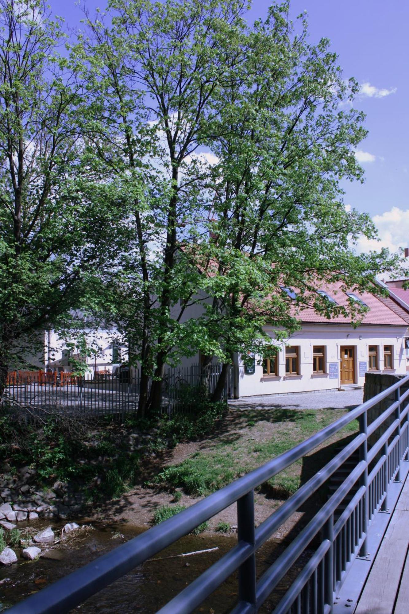 Penzion A Caferestaurant U Lavky Chrudim Exterior foto
